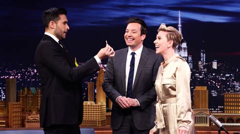 Scarlett Johansson puzzles Jimmy Fallon with magic trick